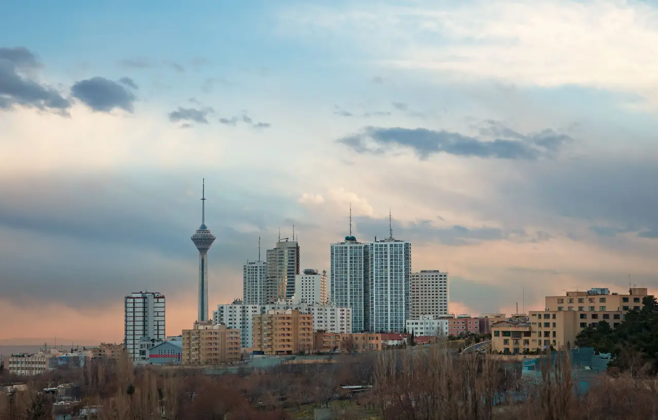 نمای پاییزی شهر با درختان زردشده