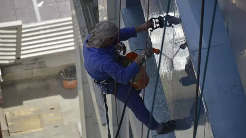 شستشوی شیشه و سنگ نما ساختمان